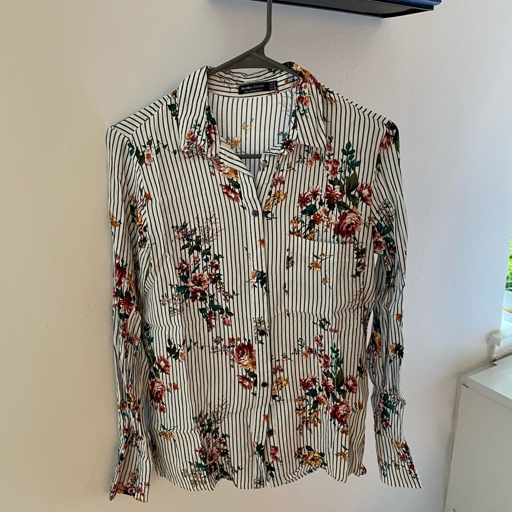 🔥5 for $25! Flowered button down from Bershka